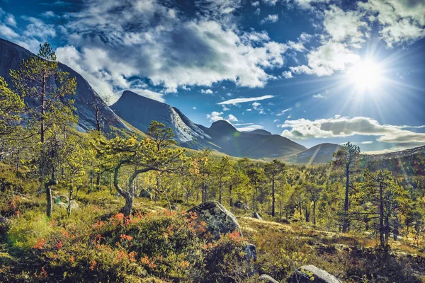 Norveç 'in Efjorddalen vadisine manzaralı bir manzara. Arka planda Kuglhornet zirvesi var.
