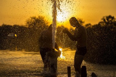 Günbatımında doğal Çeşme