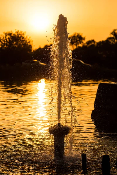 Fuente natural en la puesta del sol — Foto de Stock
