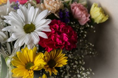 Karışık renkli çiçekler closeup ile sarı ve beyaz papatyalar Buket