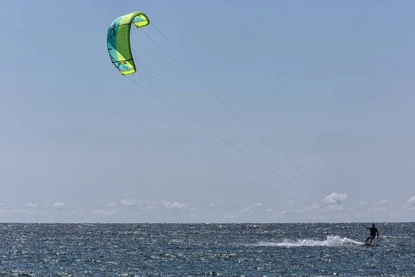 Kite Surfer zumbindo sobre o Lago Michigan — Fotografia de Stock