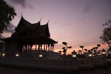 Santi Chai Prakan Park gün batımında