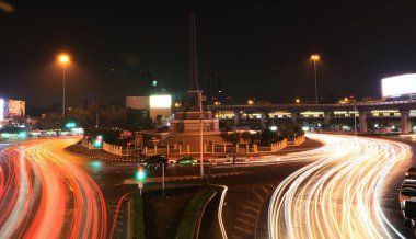 Gece zafer anıtı vurdu