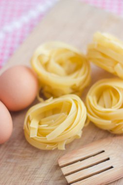 Makarna ve yumurta malzemeler ahşap çatal piknik masa örtüsünü kapatın 