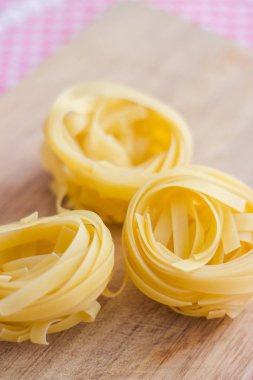 makarna yumurta malzemeler ahşap çatal piknik masa örtüsü arka kapatmak