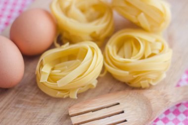 makarna yumurta malzemeler ahşap çatal piknik masa örtüsünü kapatın 