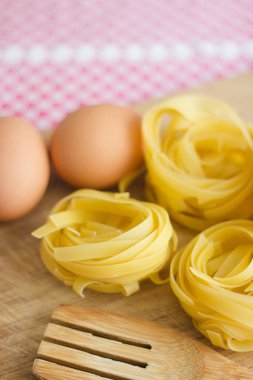 makarna yumurta malzemeler ahşap çatal piknik masa örtüsü