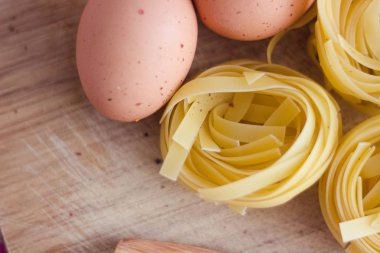 ev yapımı malzemeler makarna, yumurta bir cutboard tablo