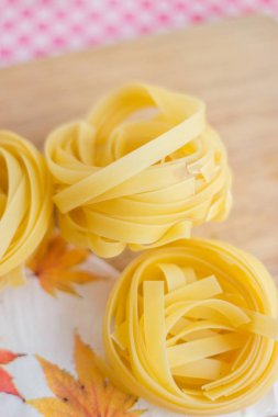 ham natürmort ev yapımı makarna malzemeler