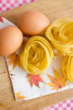 Üstten Görünüm natürmort ev yapımı malzemeler makarna ve yumurta bir cutboard tablo