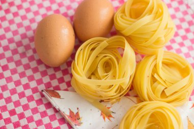 hazırlamak için ev yapımı malzemeler yumurta ve makarna Üstten Görünüm