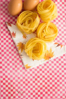 Üstten Görünüm ev yapımı malzemeler makarna ve yumurta bir piknik masa örtüsü hazırlamak için 