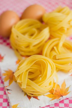 makarna yumurta ile yakından 