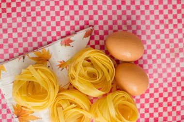 masa örtüsü malzemeler, makarna ve yumurta