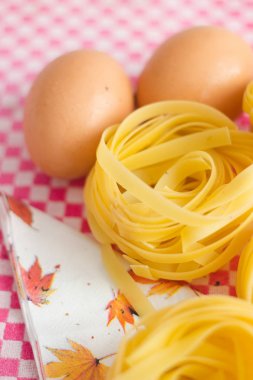 malzemeler makarna ve yumurta piknik masa örtüsü