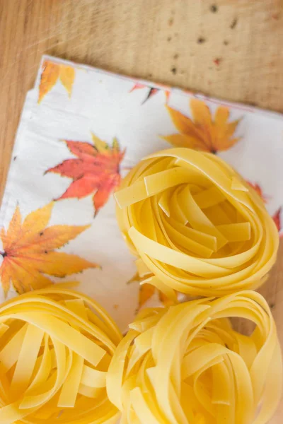 Üstten Görünüm natürmort ev yapımı malzemeler makarna ve yumurta bir cutboard tablo