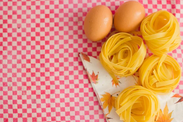 Natürmort ham ev yapımı makarna malzemeler