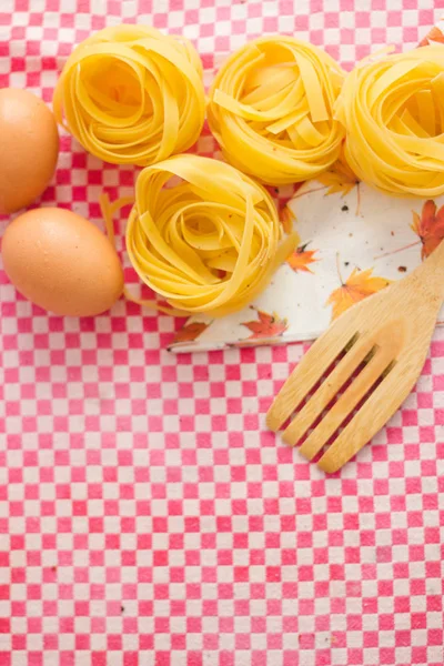 ev yapımı hammaddelerini makarna ve yumurta makarna süreci için