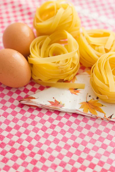 Makarna ve yumurta yakın çekim