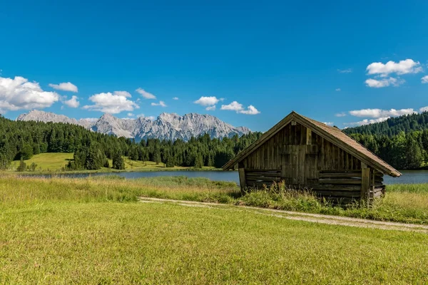 Karwendel'de önünde yazlık
