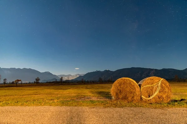 Biraz saman balya ön planda ile Nightcapture