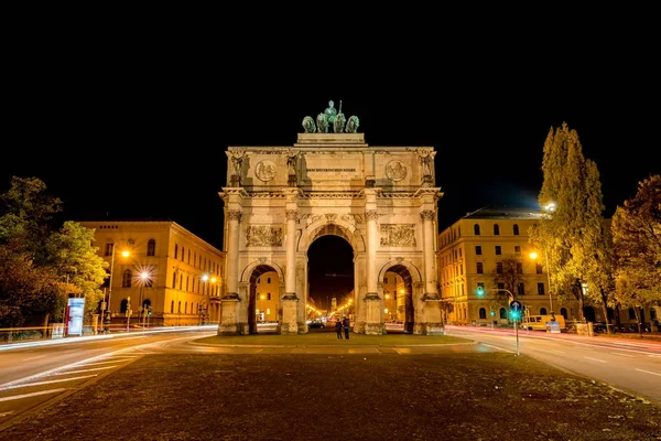 En fånga från Siegestor på natten — Stockfoto