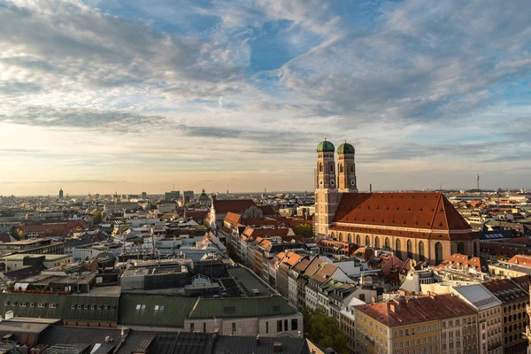 Paisaje urbano con el Frauenkirche al atardecer — Foto de Stock