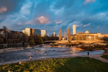Deutsche Müzesi'nde kış günbatımı üzerinde