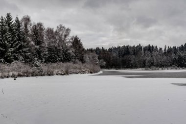 Soğuk bir günde Studnice yakınındaki bir göl