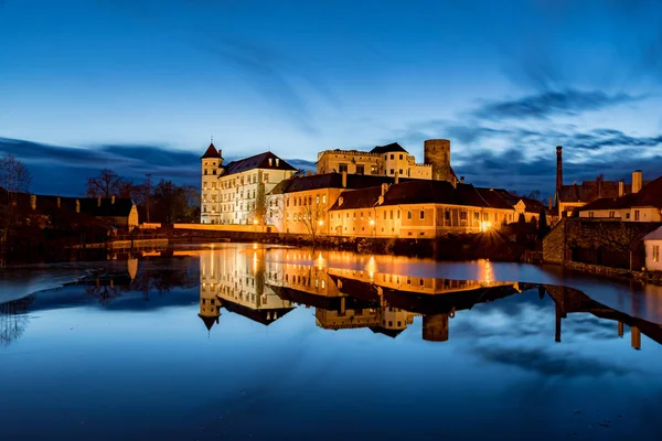 Jindrichuv Hradec büyük kalede geceleri