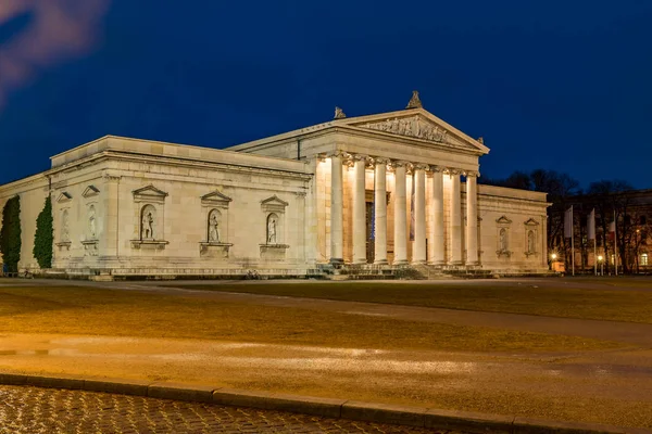 Koenigsplatz mavi saatte bina Roma