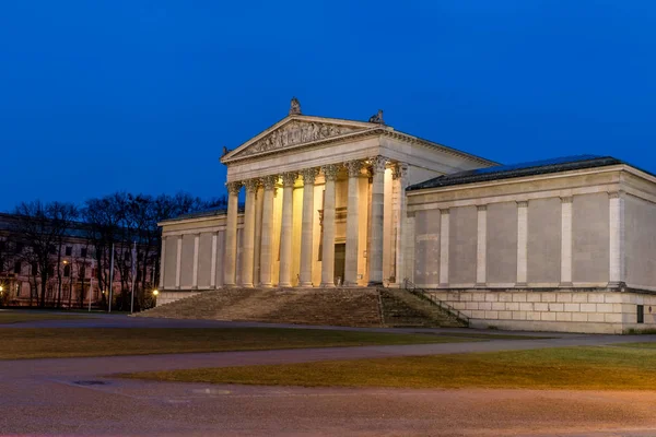 Münih'te Roma Universiteler mavi saatte biri