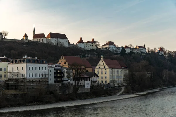 Bahar aylarında gün batımında Burghausen Kalesi