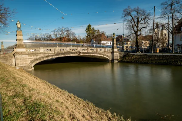 Tek bir köprü görünümü ile Numphenburg kanal