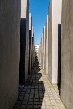 Holokost Anıtı sütunlar arasında bir görünüm