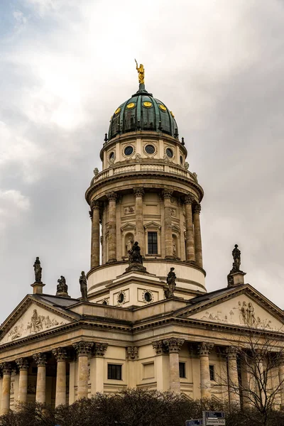 La torre de la catedral francesa en el mercado de gendarme de Berlín — Foto de Stock