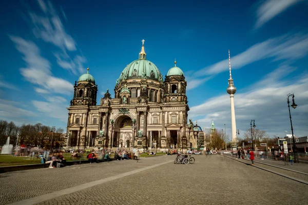 La catedral de Berlín con la torre de televesion en mucho tiempo e — Foto de Stock