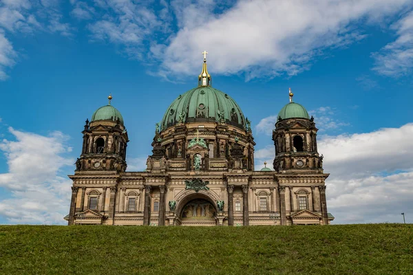 La catedral de Berlín con un prado en frente — Foto de Stock
