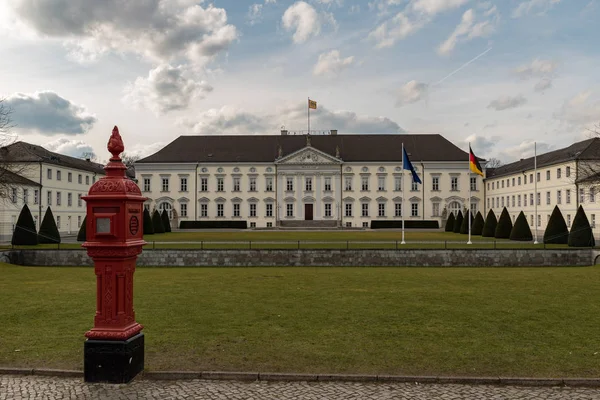 Castle Bellevue Berlin önünde kırmızı bir musluğu ile