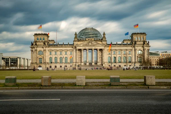 El edificio del Bundestag alemán a largo plazo — Foto de Stock