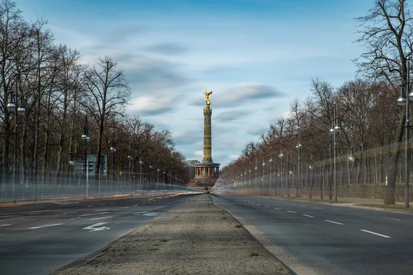 Die siegessaeule in berlin bei Langzeitbelichtung im frühling — Stockfoto