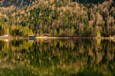 Ferchensee bir büyük yansımaları ile yalnız bir kulübe ve woo
