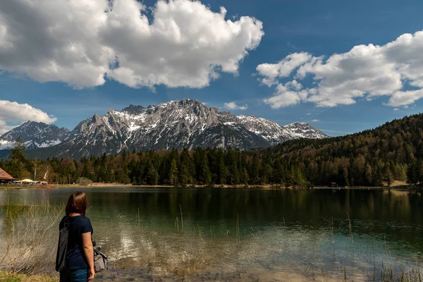 Bir kız için alps Lautersee üzerinde seyir