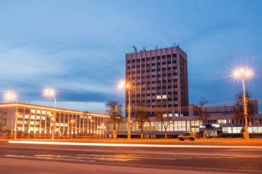 Gece aydınlatma Lenin Squi üzerinden şehir görüntüsü