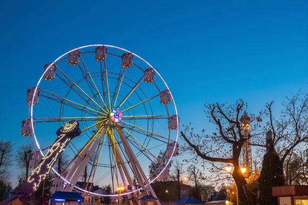 Passeios noturnos nas luzes do parque de diversões. Gomel, Bielorrússia — Fotografia de Stock