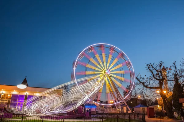 Atracciones tomadas a una velocidad de obturación lenta en las horas de la noche — Foto de Stock