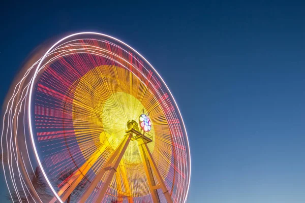 Nice view of the Ferris wheel at slow shutter speeds — Stock Photo, Image