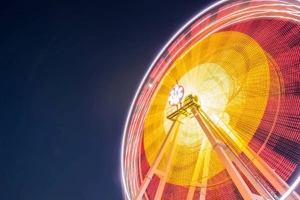 Ferris lange blootstelling en nacht verlichting attractie — Stockfoto