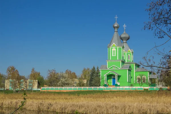 Igreja Ortodoxa da Santíssima Trindade no campo — Fotografia de Stock