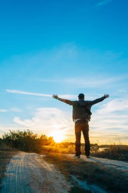 Bir seyahat sırasında günbatımı kırsal yolda